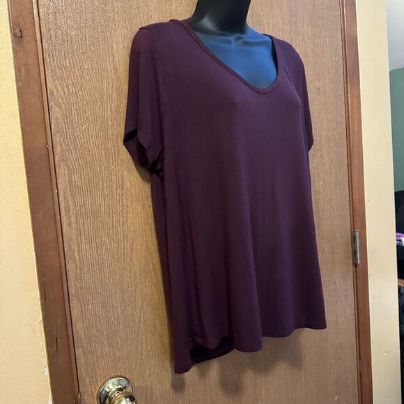 T-shirts V-neck short sleeve - Peace and Pearls, Justify - women’s size XL - Picture 2 of 16